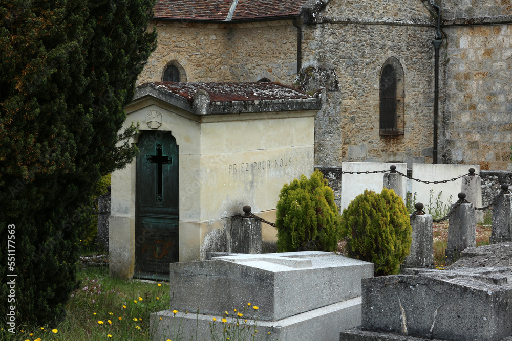 Graveyard - Statue and old grave - Église Saint-Jean-Baptiste - Choisel - Yvelines - Ile-de-France -France