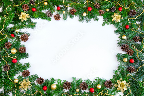 Bożonarodzeniowe tło z gałązkami jodły, szyszkami, złotymi i czerwonymi ozdobami