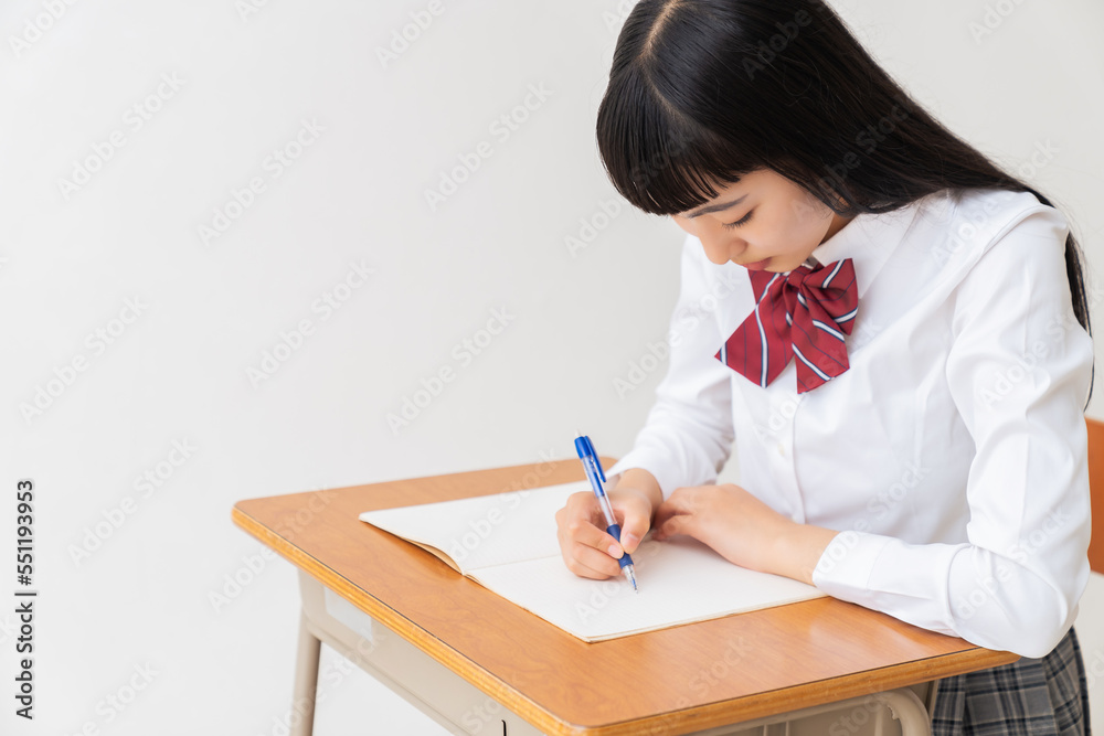 勉強する女子学生 制服 勉強する女子学生 制服