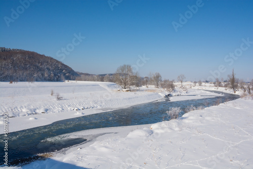 寒い冬の朝の川と青空  © kinpouge