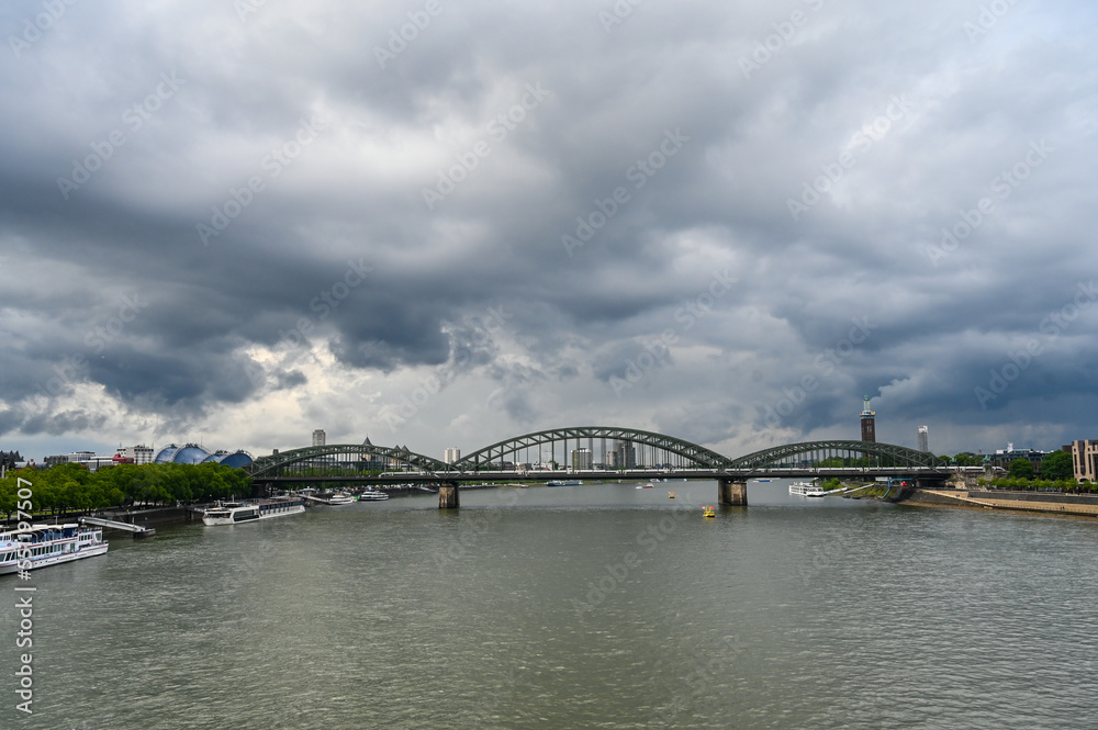 Obraz premium Rhine river, Cologne, Germany. Famous Hohenzollern Bridge at cloudy day.