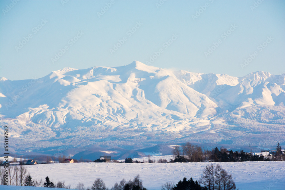 冬の晴れた日の火山の山頂　十勝岳