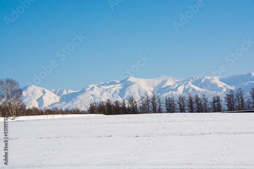 冬の晴れた日の雪原と山並み 十勝岳