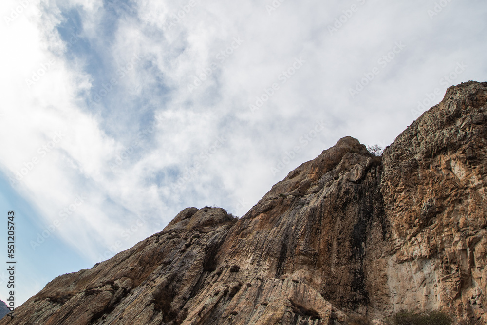 Rocas y cielo