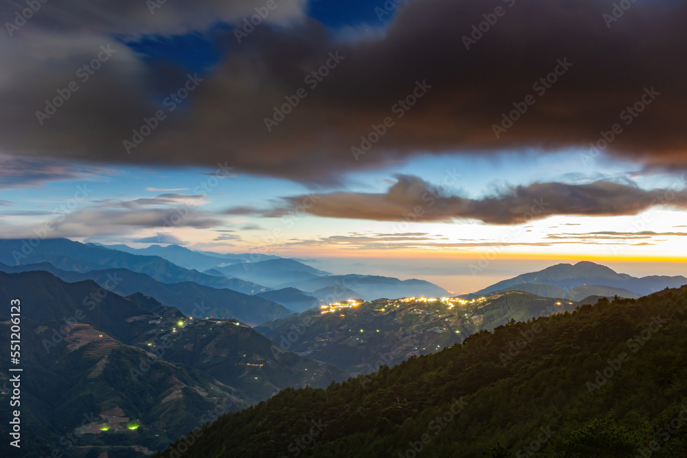 Obraz premium Sunset landscape of the Hehuanshan mountain