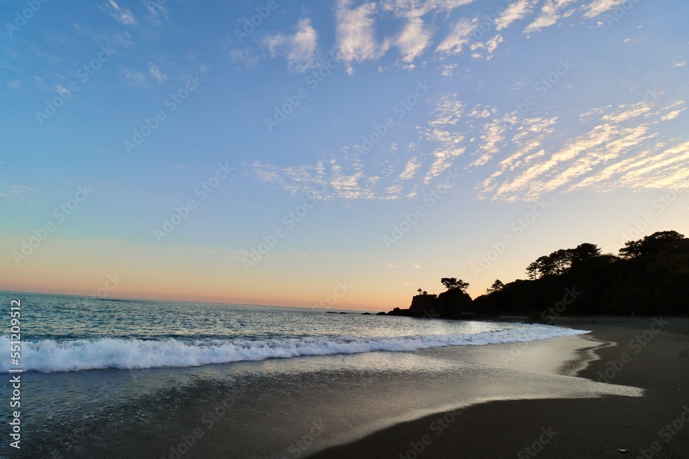 夕暮れの桂浜の海