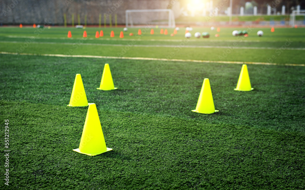 Group of football training cones on the soccer field Photos, cônes de