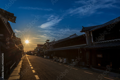 夕日が沈む「うだつの上がる」町並み（岐阜県 美濃市） © 比呂池