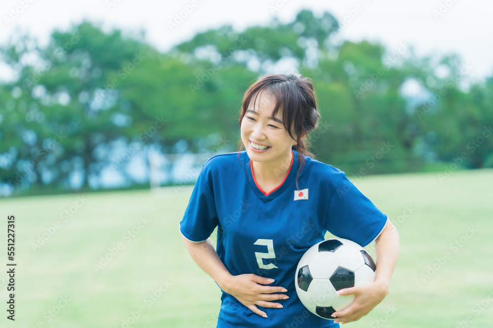 趣味でサッカー・フットサルの練習をしながら爆笑する日本人女性
趣味でサッカー・フットサルの練習をしながら爆笑する日本人女性