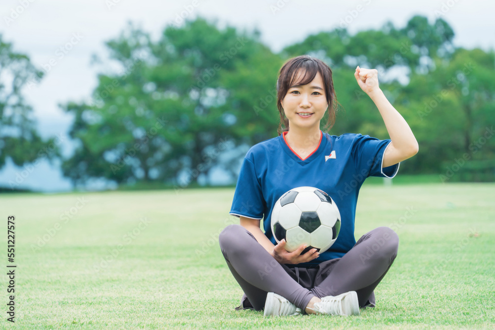サッカーで勝利してガッツポーズするサッカーファン・サポーターの日本人女性
サッカーで勝利してガッツポーズするサッカーファン・サポーターの日本人女性
