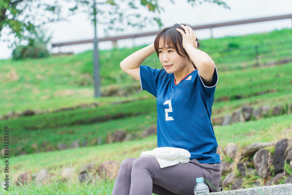 Fototapeta premium サッカー観戦で失点してショックを受けるサッカーファン・サポーターの日本人女性