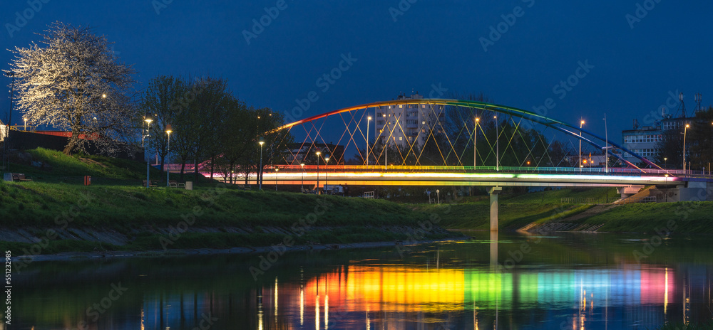 Obraz premium Colourful bridge at night lights