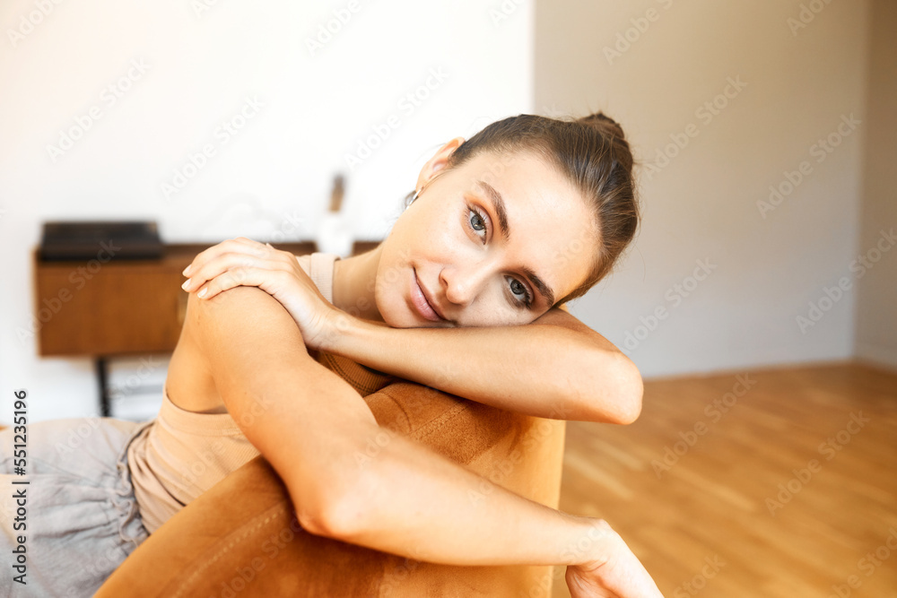Φωτογραφία Indoor portrait of cute charming romantic-looking and dreamy girl of 20s leaning