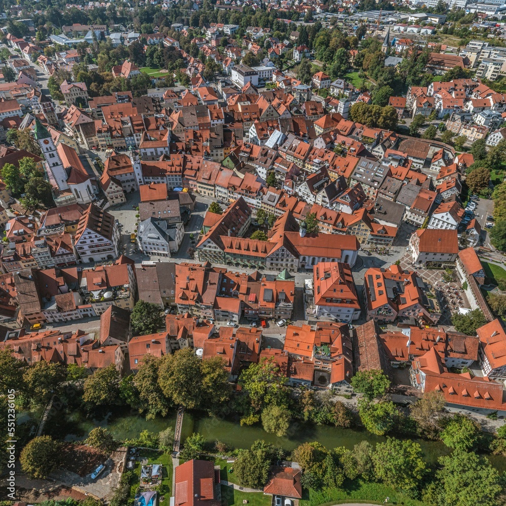 Die oberschwäbische Stadt Wangen iim Allgäu m Luftbild, die Altstadt von oben