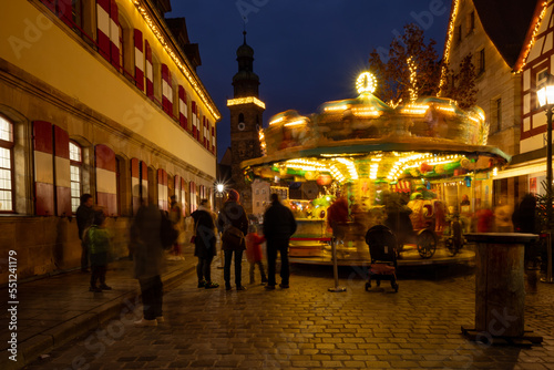 Karussell am Weihnachtsmarkt, Vergnügen am Marktplatz, Schausteller, 