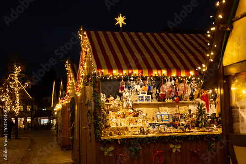Weihnachtsverkauf am Weihnachtsmarkt, Buden am Marktplatz,  photo
