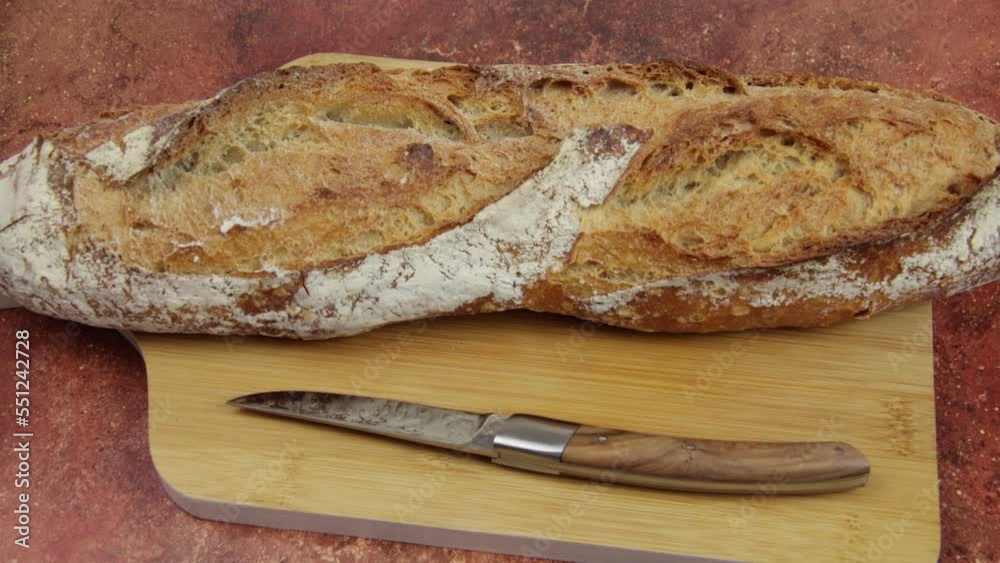 vue d'un baguette de pain doré sur une planche en bois
