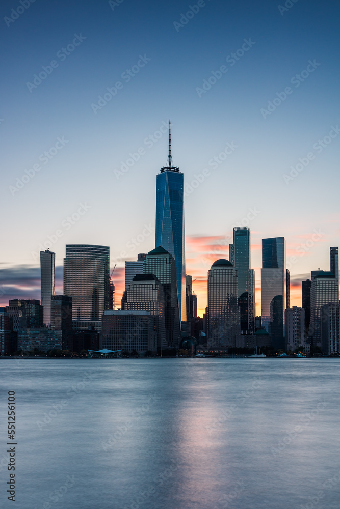 Bunter Himmel kurz vor Sonnenaufgang über der Skyline von New York.
