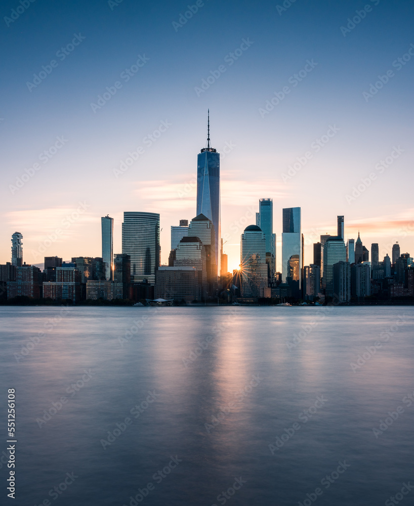 Fototapeta premium Sonnenaufgang zwischen der Skyline von New York City.