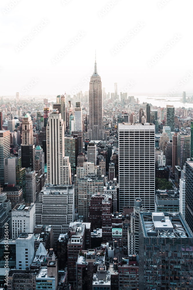 Manhattan von oben im Gegenlicht fotografiert.