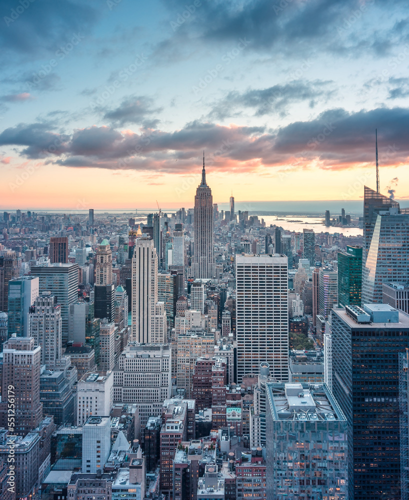 Kurz vor Sonnenuntergang die Skyline von Manhattan.