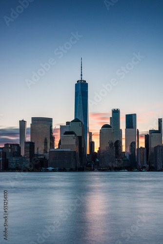 Bunter Himmel kurz vor Sonnenaufgang über der Skyline von New York. © hannesheigl