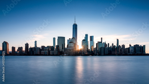 Sonnenaufgang in New York mit der Sonne zwischen der Skyline in Manhattan. © hannesheigl