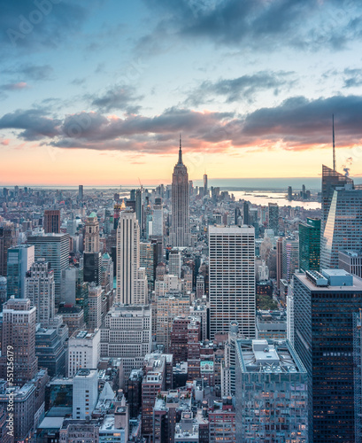 Kurz vor Sonnenuntergang die Skyline von Manhattan.