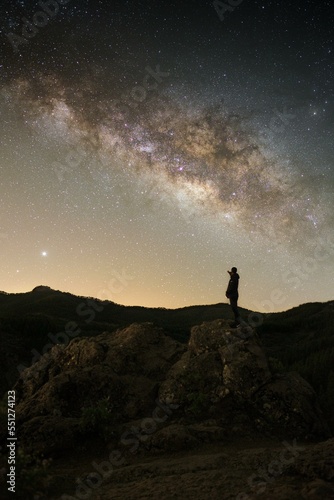 Chico disfrutando de la noche en la isla de Gran Canaria, España