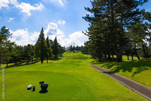青空のゴルフ場・まっすぐに伸びた直線ロングコースとティーイングエリア（千葉県木更津市）