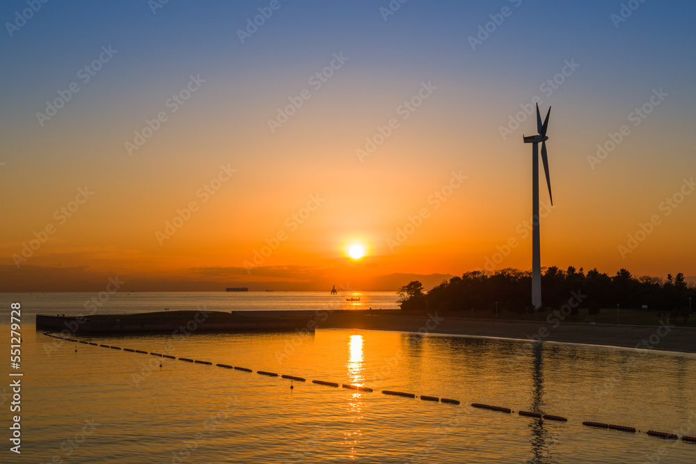 新舞子ファインブリッジから見た風力発電の風車と夕陽（愛知県知多市　新舞子）