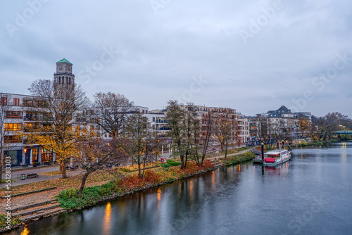 Ruhr in Mülheim mit Rathausturm