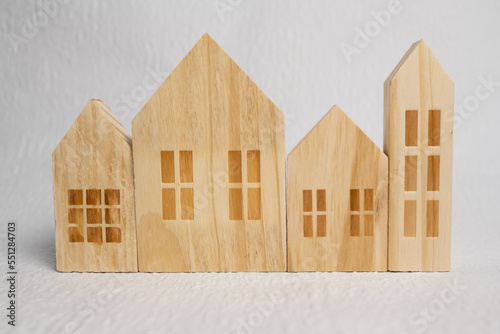 enfilade de maisons en bois avec des fenêtres, petites maison en bois pour gestion immobilier photo