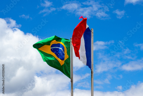 Fotografía bandeiras do Brasil e França.