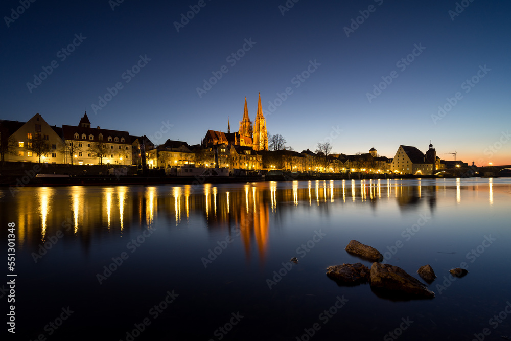 Regensburg mit Donau und Dom zur blauen Stunde.