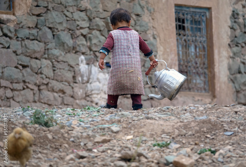 La grande traversée de l’Atlas au Maroc, 18 jours de marche. Petite fille marocaine du village de Tasgaiwalt