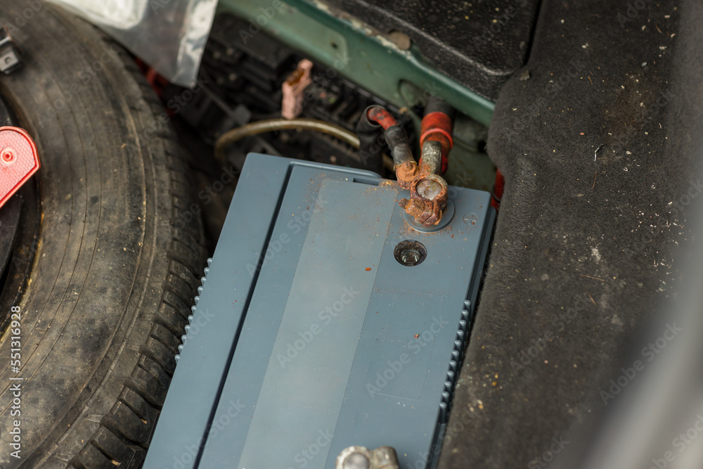 Foto de Oxidized and dirty car battery terminal. Battery terminals