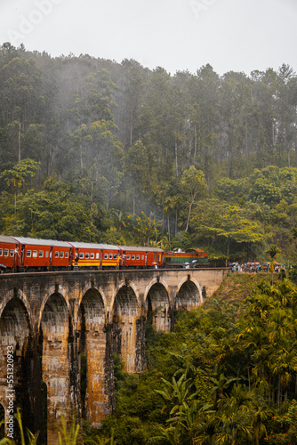 Tren pasando encima del puente de 9 arcos en Sri Lanka