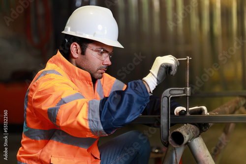 The mechanic uses C-shaped steel to clamp the workpiece.
