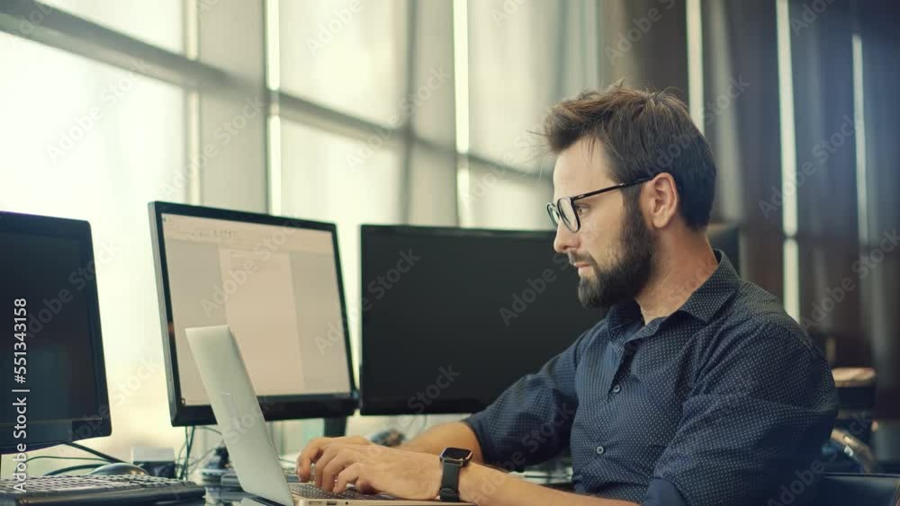 Broker's consultant reading client agreement Broker's consultant reading client agreement