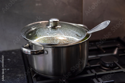 Gorąca zupa w dużym stalowym garnku z przykrywką