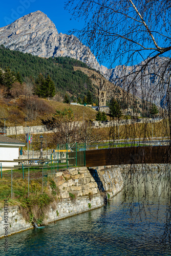 Fototapeta Naklejka Na Ścianę i Meble -  Pietraporzio, un gioiello adagiato sul lago in Alta Valle Stura