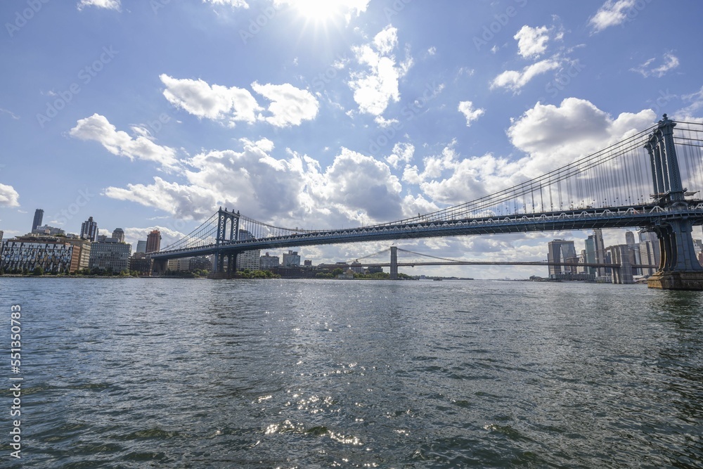 Obraz premium Beautiful panoramic view of Brooklyn bridge over Hudson river and skyscrapers of Manhattan. USA. New York. 