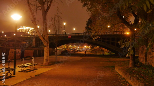 Promenade au bord de la Seine, pendant une nuitée ou une soirée, éclairage avec des lampadaires jaunes, coin paisible et sombre, marche obscur