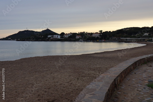 La plage le long de la mer M  diterran  e  ville de Saint-Rapha  l  d  partement du Var  France