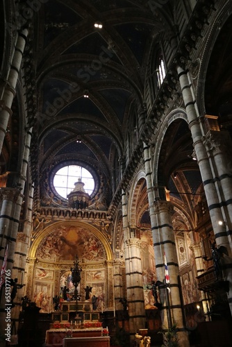 interior of saint cathedral city © Federica Ravettino