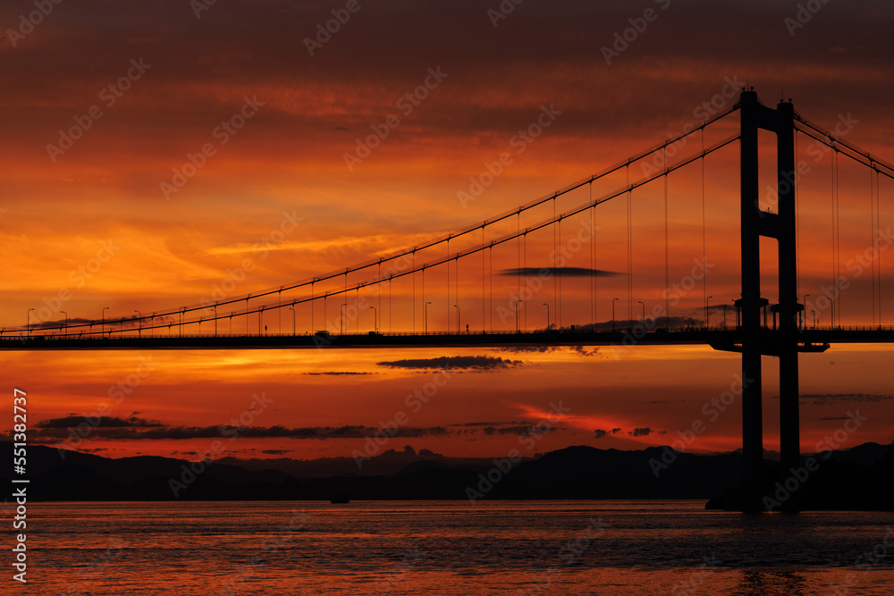 Obraz premium 真っ赤な夕焼け空と来島海峡大橋