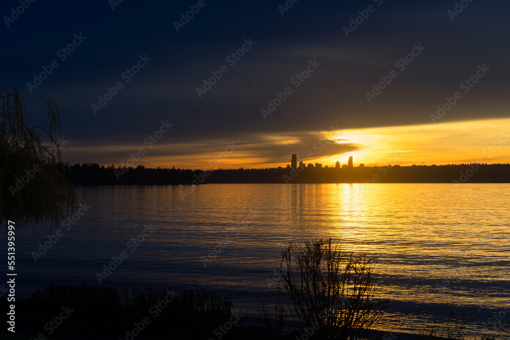 2022-11-23 SEATTLE SKYLINE AND LAKE WASHINGTON WITH A BEAUTIFUL SUNSET FROM KIRKLAND WASHINGTON