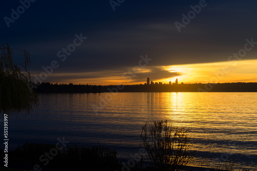 2022-11-23 SEATTLE SKYLINE AND LAKE WASHINGTON WITH A BEAUTIFUL SUNSET FROM KIRKLAND WASHINGTON