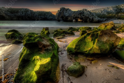 Playa de Cuevas del Mar en Llanes, Asturias España